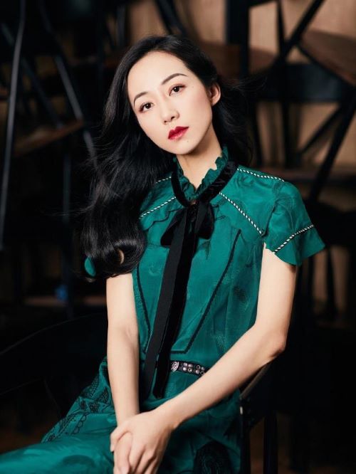 韩雪，1983年1月11日出生于江苏省苏州市姑苏区，中国内地女演员、歌手、影视制作人，毕业于上海戏剧学院表演系。
2000年出演其首部大荧幕作品《浪漫?；ā?。2003年12月，出演古装武侠剧《飞刀又见飞刀》；2004年10月15日，发行个人首张音乐专辑《飘雪》；2006年，出演古装神话剧《天外飞仙》。2015年2月，出演抗战剧《冲出月亮岛》；2016年8月5日，主演灵异惊悚电影《古曼》。2019年，主演电视剧《人民的正义》。2020年10月9日，电影《惊天救援》宣布主演阵容，韩雪领衔主演。 12月13日，主演的电视剧《巡回检察组》播出。在剧中饰演罗欣然。
2021年2月12日，参加《2021年中央广播电视总台春节联欢晚会》并演唱歌曲《瑞雪平安图》。